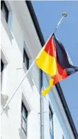  ??  ?? Am Freitag: Blauer Himmel über der Deutschlan­d-Fahne in der Maxstraße.