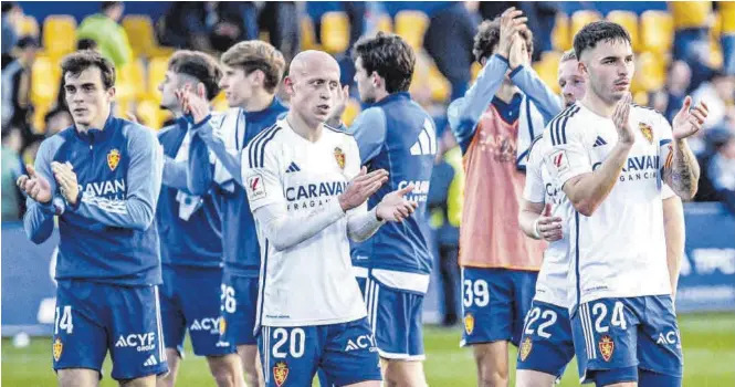  ?? CARLOS GIL-ROIG ?? Los jugadores del Real Zaragoza saludan a la afición desplazada a Alcorcón tras el partido disputado en tierras madrileñas.