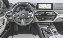  ??  ?? Goed afleesbare instrument­en en een prettige bediening kenmerken het BMW-dashboard.