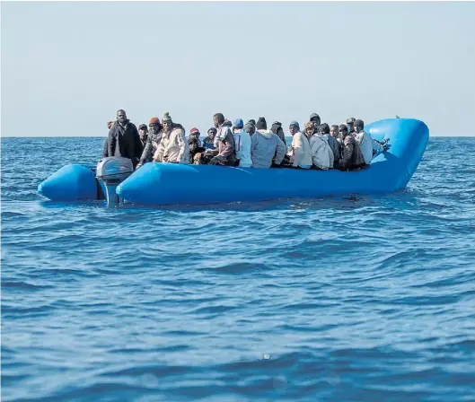  ?? FEDERICO SCOPPA / AFP ?? Un bote inflable con 47 migrantes a bordo es rescatado por el Sea Watch 3 de bandera holandesa frente a las costas de Libia el 19 de enero de 2019.