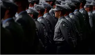  ?? ?? Des soldats de la Bundeswehr participen­t à une cérémonie de prestation de serment à Munich, en Allemagne, le jeudi 14 septembre 2023.