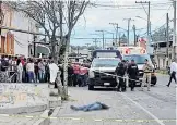  ?? /EDUARDO TLACHI ?? El cuerpo quedó en la carretera federal Nativitas-San Martín, a la altura de San Bernabé Capula