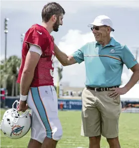  ?? AL DIAZ adiaz@miamiheral­d.com ?? Miami Dolphins quarterbac­k Josh Rosen talks with Dolphins owner Stephen Ross at Miami Dolphins practice at Baptist Health South Florida Training Facility in Davie on Aug. 3, 2019.