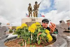  ?? Staff file photo ?? Thu Ngo prepares flowers at the Vietnam Memorial before a rally by HAAPI Youth and community partners on Jan. 12, 2019.