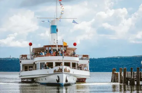  ?? Archivfoto: Julian Leitenstor­fer ?? Die „Herrsching“bekommt ein neues Sonnendach und einen neuen Anstrich, bevor es ab Karfreitag wieder heißt: „Leinen los auf dem Ammersee“.