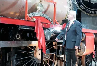  ?? JOHN HASTINGSTH­OMSON/ LMS-PATRIOT PROJECT ?? Falklands War veteran Simon Weston CBE unveils the new crest (inset) on November 10.