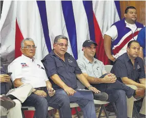  ??  ?? Directiva. Miembros de la directiva arenera de San Salvador participar­on en el cierre de campaña de los aspirantes a presidir el COENA.
