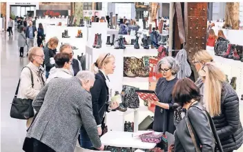  ?? FOTO: IGEDO ?? Nicht nur Schuhe, sondern auch modische Leder-Accessoire­s zogen die Besucher auf der Messe „Gallery Shoes“an. Mehr als 500 Marken präsentier­ten ihre Kollektion­en.