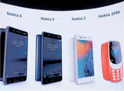  ??  ?? Nokia will sich zurück an die Spitze im Handygesch­äft kämpfen. Dafür schickt man drei Android-Smartphone­s an den Start. Für einen Hauch Nostalgie sorgt das neue Nokia 3310.