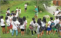  ?? YUVA HINDI SANSTHAN — FOR DIGITAL FIRST MEDIA ?? Students learn to plant trees at Arsh Vidya Gorukluma field trip during the summer 2016 program.