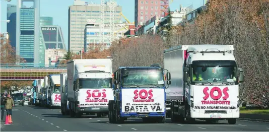  ?? CRISTINA BEJARANO ?? Los transporti­stas celebraron una marcha lenta esta semana por Madrid para denunciar su delicada situación