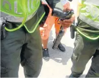  ??  ?? ESTA FUE EL ARMA en el norte de Cali. incautada al sicario tras ser perseguido por la Policía