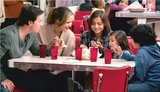  ?? PARAMOUNT PICTURES ?? Mark Wahlberg (left) and Rose Byrne play the new foster parents of three siblings (Isabela Moner, Julianna Gamiz, Gustavo Quiroz) in “Instant Family.”