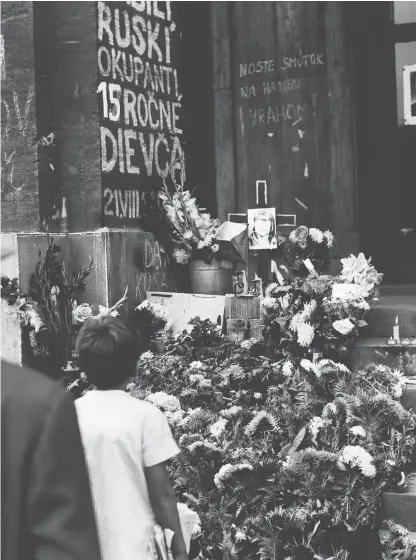  ?? FOTO – TASR ?? Uctenie si obetí okupácie deň po príchode vojsk 22. augusta 1968.