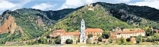  ?? FOTO: MICHAEL JUHRAN ?? Malerisch im Donautal der Wachau eingebette­t bot Dürnstein im 12. Jahrhunder­t die Kulisse für einen königliche­n Besuch der besonderen Art.