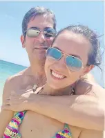  ?? ?? Marcelo Pecci, con su esposa Claudia, en la playa de Cartagena Colombia. Una postal que queda para el recuerdo.