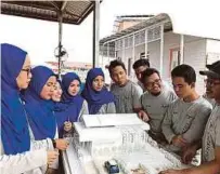  ??  ?? KUMPULAN siswa USIM yang membantu menyiapkan pembinaan
MizanHome.