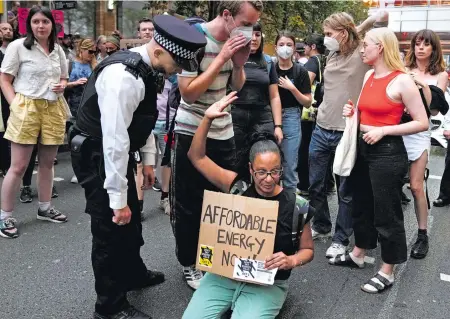  ?? REUTERS ?? Ciudadanos británicos protestan contra las alzas de los precios de los energético­s