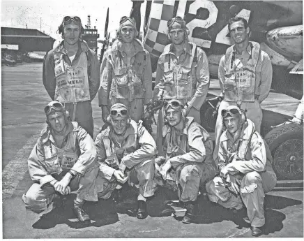  ?? COURTESY OF DEMOSS FAMILY ?? Harold DeMoss, lower left, is seen with fellow pilots in 1945.