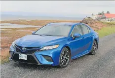  ?? PHOTOS: GRAEME FLETCHER/DRIVING ?? The 2018 Toyota Camry SE Hybrid is faster than the base car but returns much better fuel economy.