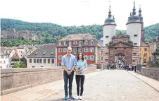  ?? FOTO: AFP ?? Pflichtfot­o auf der Alten Brücke: Prinz William und Herzogin Kate, in Heidelberg übrigens ohne die Kinder, posieren fürs Familienal­bum.