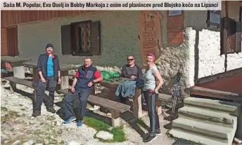  ??  ?? Saša M. Popelar, Eva Oselj in Bobby Markoja z enim od planincev pred Blejsko kočo na Lipanci