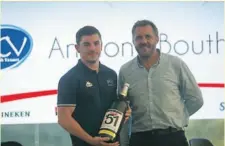  ??  ?? Pernod, partenaire historique de la FFR, partage avec le rugby les mêmes valeurs de conviviali­té. Boris Morandeau (chef de secteur) offre un gallon de Pastis 51 à Anthony.