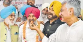  ?? PARDEEP PANDIT/HT ?? PPCC chief Sunil Jakhar offers a laddoo to winning Congress candidate Hardev Singh Ladi in Jalandhar as local bodies minister Navjot Singh Sidhu and party MLA Rana Gurjit Singh look on.