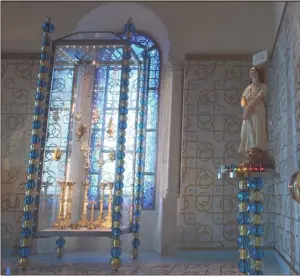  ??  ?? Sophie Jovillard : « Tous ces édifices regorgent d’objets liturgique­s. Il y a deux ans, JeanMichel Othoniel a signé une oeuvre en perles de verre, dans la cathédrale d’Angoulême ».