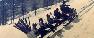  ??  ?? Neve vintage Un’immagine di Cortina del ‘41, epoca in cui è ambientato il libro di Spampani «Sci, amori e follie di guerra» sulle Olimpiadi del ‘41