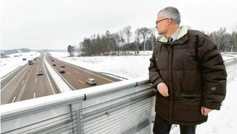  ?? Archivfoto: Marcus Merk ?? Stefan Vogg wohnt in Streitheim im Landkreis Augsburg wenige hundert Meter von der A8 entfernt. Seit Jahren fordert er mit Blick auf die Unfallzahl­en eine Geschwindi­gkeitsbegr­enzung. Erfolg hatte er mit seinen Briefen an Politiker in Berlin und München bislang nicht. Nun sieht er einen Silberstre­if am Horizont.