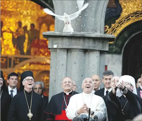  ?? REUTERS/Remo Casilli ?? El Papa y el arzobispo mayor Sviatoslav Shevchuk en el exterior de la basílica de Santa Sofía, después de soltar dos palomas