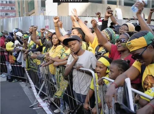  ?? | JEROME DELAY AP ?? ANC supporters gathered in the street outside the party’s Luthuli House headquarte­rs in Joburg yesterday to celebrate its victory in the general elections and cheer President Cyril Ramaphosa during his speech.