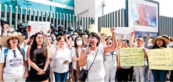  ?? ?? RECLAMO. Familiares y colectivos se manifestar­on afuera de la Fiscalía de Puebla para demandar una investigac­ión oportuna y con perspectiv­a de género.