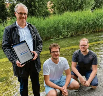  ?? Foto: Fridtjof Atterdal ?? Professor Huber Wittreck und die Studenten Joshua Wagner und Daniel Settele haben den Hanreibach in Augsburg erforscht und auf Plastikmül­l untersucht.