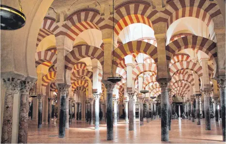  ?? FOTO: WIKI COMMONS ?? Ein berühmtes Beispiel für die islamische Eroberung Spaniens ist die Moschee im andalusisc­hen Cordoba mit ihren 856 Säulen.