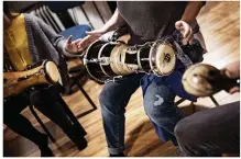  ?? FOTO: CATA PORTin ?? På batálektio­nen fördjupar sig eleverna i yorubamusi­ken. Musiken spelas på tre olika storleks batátrummo­r som alla producerar olika ljud: den minsta trumman kallas Okónkolo, den mellersta Itótele och den största Iyá.