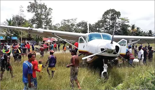  ?? POLRES JAYAWIJAYA FOR CENDERAWAS­IH POS/JPG ?? GANGGU PENERBANGA­N: Pesawat Grand Caravan PK-DLY milik PT Alda Air yang tergelinci­r di Kenyam, Kabupaten Nduga, Papua, kemarin (13/3)