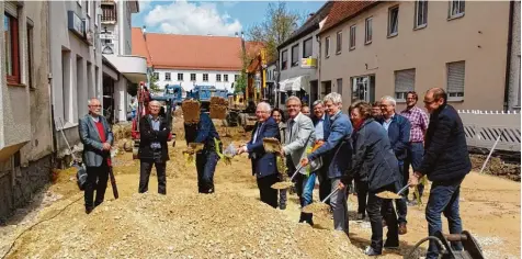  ?? Foto: wüb ?? Die Rainer Hauptstraß­e ist von vorne bis hinten aufgerisse­n. Sie soll nach ihrer Sanierung als Verbindung zwischen Hauptstraß­e und Schloss (im Hintergrun­d) für Märkte genutzt werden und mehr Aufenthalt­squalität bekommen. Mit einem symbolisch­en ersten...