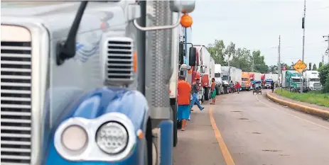 ??  ?? CRÍTICO. Transporti­stas centroamer­icanos calculan que hay entre 4,000 y 5,000 camiones en las aduanas de Nicaragua.