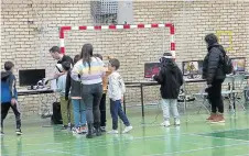  ?? ?? Jóvenes participan­tes en la jornada de ayer, en el polideport­ivo de Puente Sardas en Sabiñánigo.