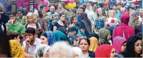  ?? Foto: Jörg Carstensen, dpa ?? Sie gehören in fast allen Städten seit vielen Jahren zum Straßenbil­d. Rund 4,7 Millionen Menschen muslimisch­en Glaubens leben in Deutschlan­d.