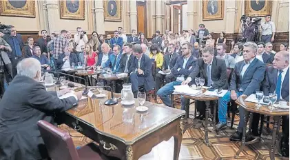  ?? ?? En comisión. Diputados y senadores en la reunión de la bicameral donde se discute el DNU.