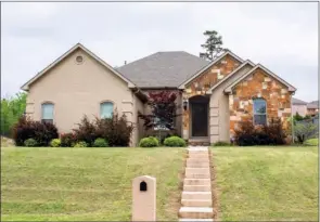  ?? LINDA GARNER-BUNCH/Arkansas Democrat-Gazette ?? This four-bedroom, three-bath home features an open  oor plan for living and entertaini­ng.