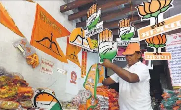  ?? BACHCHAN KUMAR ?? With three weeks left for the NMMC polls, a vendor tries to cash in on the demand for election parapherna­lia at his stall in Palm Beach Road.