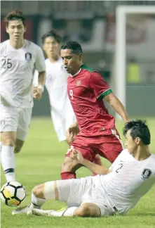  ?? CHANDRA SATWIKA/JAWA POS ?? KETAT: Striker timnas U-23 Indonesia Beto Goncalves berebut bola dengan pemain Korsel U-23 Kim Geo-nung dalam laga di Stadion Pakansari, Bogor.