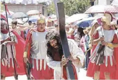  ??  ?? Cada año, en el barrio de Iztapalapa, se hace la representa­ción de la Pasión de Jesucristo.