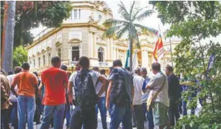  ?? MARCIO MERCANTE / AGENCIA O DIA DIVULGAÇÃO ?? Trabalhado­res da Cedae protestara­m no Palácio e a Rua Pinheiro Machado foi fechada por seis horas