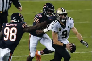  ?? JOSE M. OSORIO/CHICAGO TRIBUNE ?? Bears defensive lineman Bilal Nichols (98) and outside linebacker Barkevious Mingo (50) chase Saints quarterbac­k Drew Brees during their Week 8 meeting on Nov. 1, 2020, in Chicago.