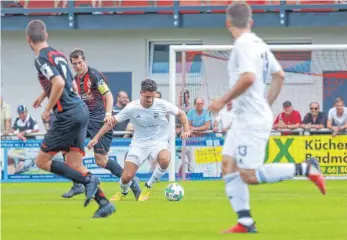  ?? FOTO: PETER SCHLIPF ?? Ist auch in der zweiten Runde des württember­gischen Verbandspo­kal an diesem Samstag für seinen neuen Verein, den Fußball-Verbandsli­gisten TSV Essingen aktiv: Niklas Weissenber­ger (am Ball) will mit den TSV in die nächste Runde des WFV Pokals einziehen. Dazu sollte seine Mannschaft aber weniger Fehler machen als zuletzt im Testspiel.